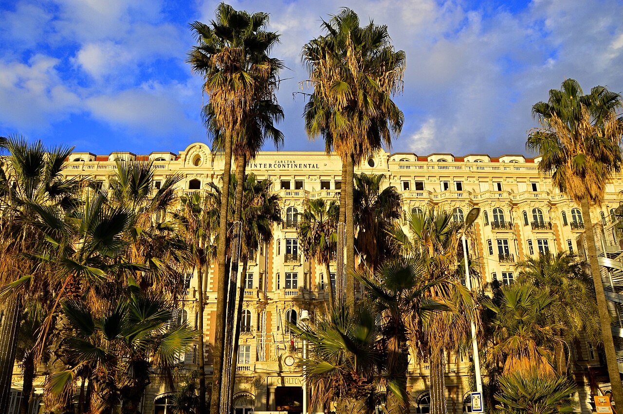 Cannes, boulevard de la Croisette et hôtel Carlton
