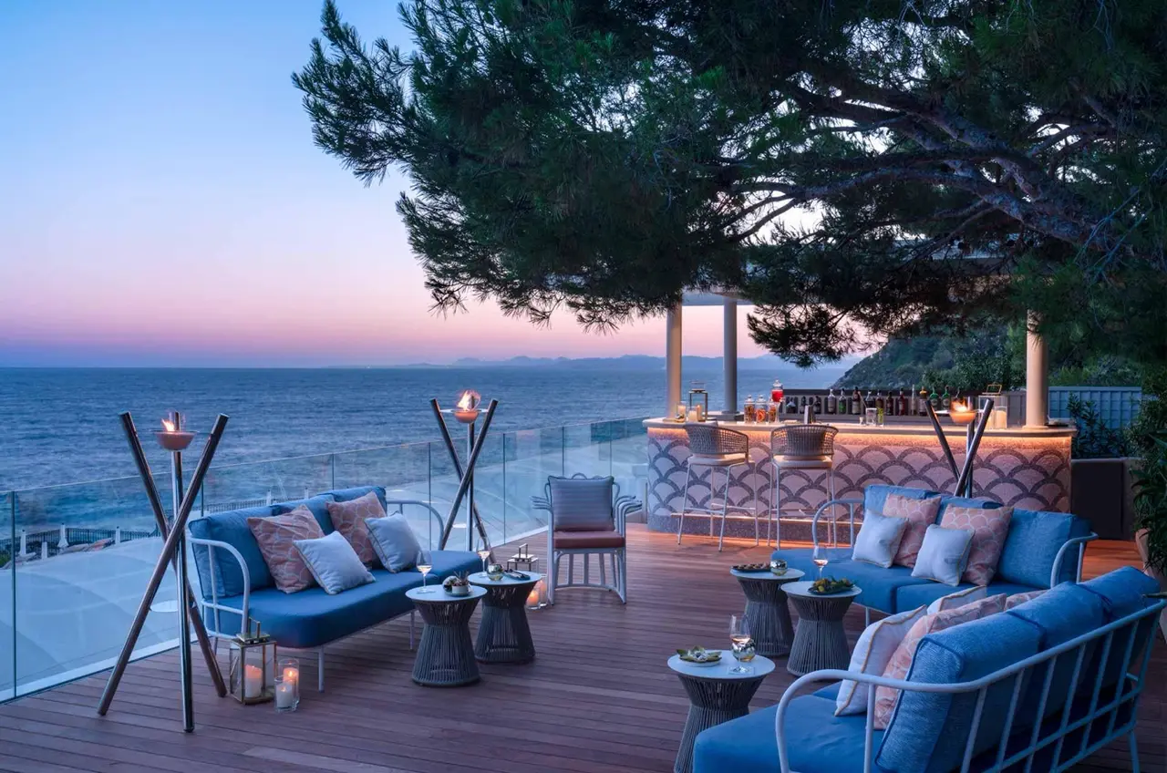 High-end setting for a confidential business dinner
